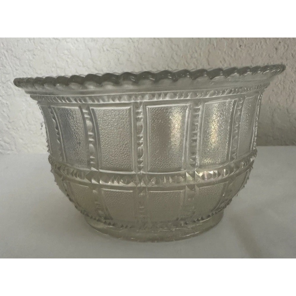 Vintage Depression Berry Bowl Starburst Base, Iridescent Pink Scalloped Edge 5.5